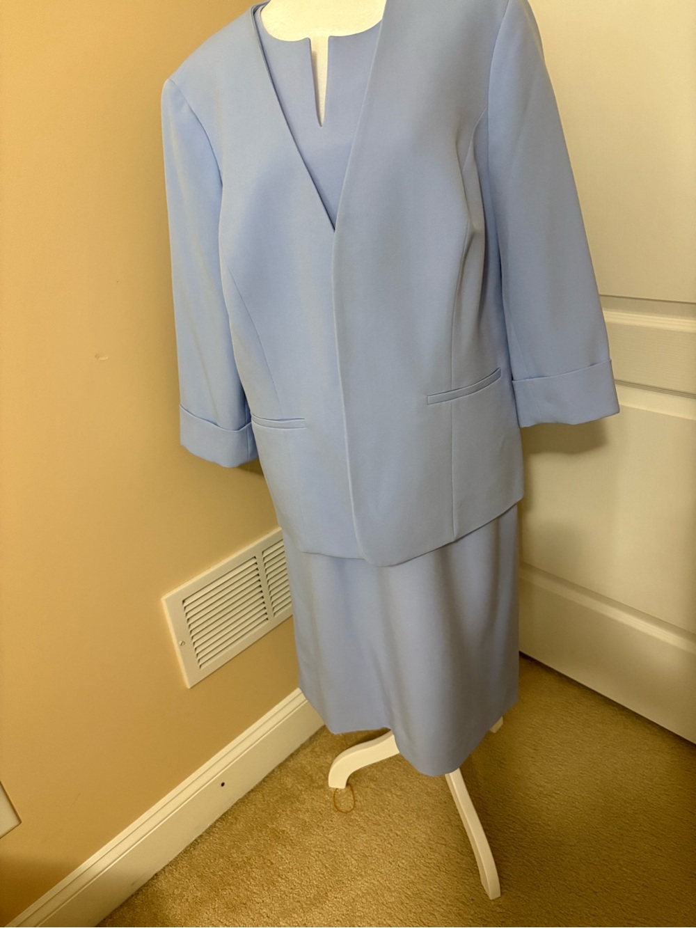 Kasper Light Blue Women's Two-Piece Blazer and Skirt Suit